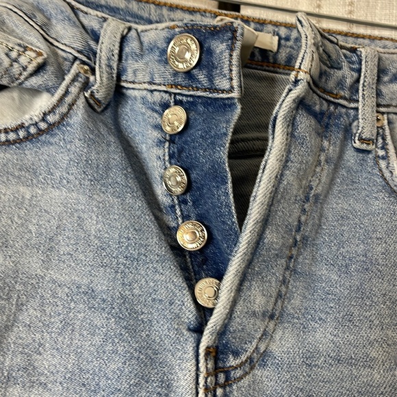 Forever 21 Light Blue 25 Distressed Denim Jeans 5 Button/Zip Close Pockets Belt - Picture 4 of 9